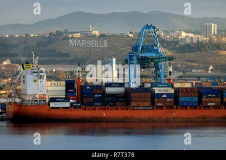 Frankreich, Bouches-du-Rhone, Marseille, Marseille Grand Port Maritime, 16. Arrondissement, Saint Andre Bezirk, Container Terminal und La Viste Bezirk im Hintergrund Stockfoto