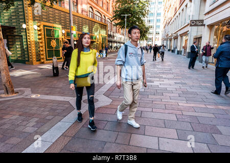 London, Großbritannien - 13 September, 2018: die Nachbarschaft Stadtteil Knightsbridge Architektur, Straße, Menschen asiatischer paar Mode stilvoll zu Fuß auf dem Bürgersteig durch Stockfoto