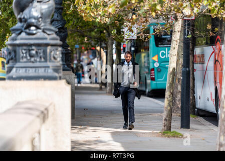 London, Großbritannien - 14 September, 2018: Die junge afrikanische amerikanische glücklich Geschäftsmann Mann im Vauxhall Nachbarschaft auf Albert Embankment Bürgersteig durch Busse Stockfoto