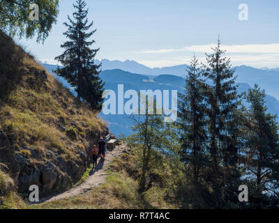 Wanderer, Meraner Höhenweg, Leiter Alm, Algund bei Meran, Region Süd Tyrol-Bolzano, Italien, Europa Stockfoto