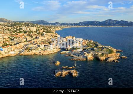 Frankreich, Bouches-du-Rhone, Marseille, 7. Arrondissement, Endoume, Pendus Malmousque Cove, Inseln, Pointe Rouge Bezirk im Hintergrund (Luftbild) Stockfoto