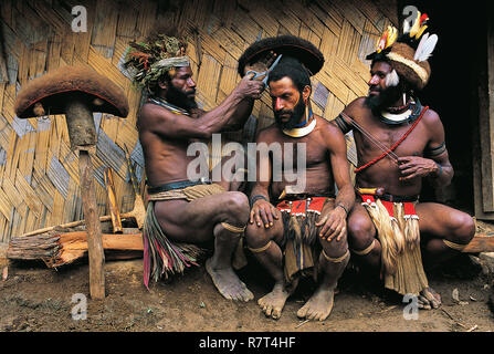 Papua-neuguinea, Hela Provinz, Huli Stammes, Tari, Kobe Tumbiali Dorf, Manda Korara Ritual (wigmen Schneiden) Stockfoto