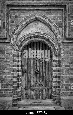 Eine der Türen in der Kathedrale von Roskilde in Dänemark. Stockfoto