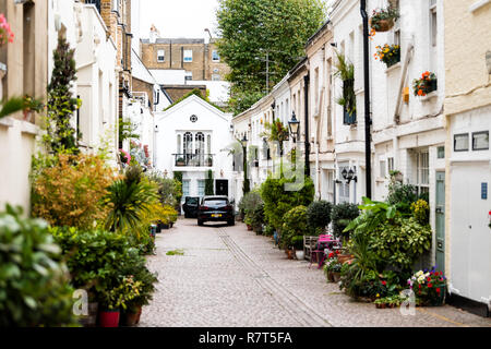 London, Großbritannien - 16 September 2018: Nachbarschaft Stadtteil Knightsbridge, Kensington und Chelsea private Stallungen Gasse Straße Straße, Pflanzen Dekorationen Stockfoto
