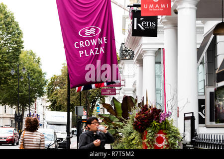 London, Großbritannien - 16 September 2018: Zeichen für Crowne Plaza Hotel auf der Cromwell Road in Kensington, Banner, weißen Architektur Stockfoto