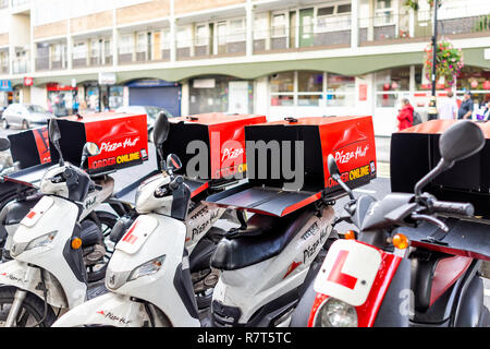 London, Großbritannien - 16 September, 2018: die Reihe der vielen Pizza Hut online delivery Roller, Motorräder parken, Straße Straße Bordstein geparkt mit nobod in Pimlico Stockfoto