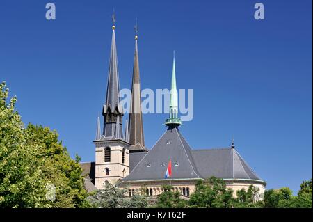 Luxemburg, Luxemburg Stadt, Notre Dame de Luxemburg Dom und seine Kirchtürme aus dem Adolphe Brücke aus gesehen Stockfoto