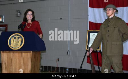 New York Leutnant. Kath Hochul spricht während einer Welt Krieg 1 Centennial Festakt in New York National Guard Hauptsitz in Latham, New York, am 6. April 2017 statt. Die Veranstaltung war das 100-jährige Jubiläum der amerikanischen Eintritt in den Ersten Weltkrieg Der 42th Infantry Division Weltkrieg Color Guard eine Rolle bei der Zeremonie spielte. (U.S. Army National Guard Stockfoto