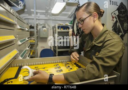 Pazifik (5. April 2017) Cpl. Ana Vidal, ein Eingeborener von Miami, sortiert durch Schlüssel im Zimmer an Bord amphibisches Schiff USS America (LHA 6). Amerika ist derzeit mit mehr als 1.000 Segler und 1.600 eingeschifft Marines Durchführung amphibischer Squadron/Marine Expeditionary Unit Integration in Vorbereitung auf die Maiden Bereitstellung des Schiffes noch in diesem Jahr begonnen. Stockfoto