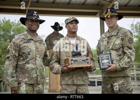 Oberst Kevin D. Admiral, Links, Kommandant der 3. Kavallerie Regiments, und Command Sgt. Maj. Bryan D. Barker, 3. Cav. Regt. command Sergeant Major, präsentieren die regimental Award für die beste Soldat von 2016 Pfc. Lynn Pharr während einer Zeremonie im Veteranen Feld in Fort Hood, Texas, 28. März 2017. Stockfoto