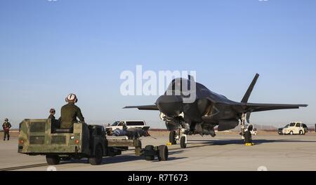 Marines mit Marine Fighter Attack Squadron (Vmfa) 211 bereiten Sie eine heiße Ladung an einer F-35B Blitz II auf der Marine Corps Air Station Yuma, Ariz., 4. April durchzuführen. Marines mit Vmfa-211 zusammen mit Marine Aviation Waffen und Taktiken Squadron (MAWTS) 1, durchgeführte Heißarbeiten Belastungen während der halbjährlichen Waffen und Taktiken Instructor Kurs (WTI) 2-17. Sieben Wochen WTI ist eine Schulungsveranstaltung durch MAWTS-1, bietet standardisierte Advanced und taktische Schulung und Zertifizierung der Ausbilder Qualifikationen Marine Aviation Training und die Bereitschaft zur Unterstützung bereitgestellt werden. Stockfoto