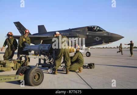 Marines mit Marine Fighter Attack Squadron (Vmfa) 211 bereiten Sie eine heiße Ladung an einer F-35B Blitz II auf der Marine Corps Air Station Yuma, Ariz., 4. April durchzuführen. Marines mit Vmfa-211 zusammen mit Marine Aviation Waffen und Taktiken Squadron (MAWTS) 1, durchgeführte Heißarbeiten Belastungen während der halbjährlichen Waffen und Taktiken Instructor Kurs (WTI) 2-17. Sieben Wochen WTI ist eine Schulungsveranstaltung durch MAWTS-1, bietet standardisierte Advanced und taktische Schulung und Zertifizierung der Ausbilder Qualifikationen Marine Aviation Training und die Bereitschaft zur Unterstützung bereitgestellt werden. Stockfoto