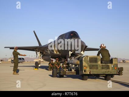 Marines mit Marine Fighter Attack Squadron (Vmfa) 211 bereiten Sie eine heiße Ladung an einer F-35B Blitz II auf der Marine Corps Air Station Yuma, Ariz., 4. April durchzuführen. Marines mit Vmfa-211 zusammen mit Marine Aviation Waffen und Taktiken Squadron (MAWTS) 1, durchgeführte Heißarbeiten Belastungen während der halbjährlichen Waffen und Taktiken Instructor Kurs (WTI) 2-17. Sieben Wochen WTI ist eine Schulungsveranstaltung durch MAWTS-1, bietet standardisierte Advanced und taktische Schulung und Zertifizierung der Ausbilder Qualifikationen Marine Aviation Training und die Bereitschaft zur Unterstützung bereitgestellt werden. Stockfoto