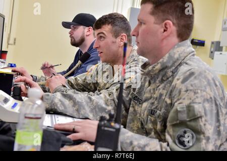 Rodney Lengele, Links, einen Computer Operator für die Multi Purpose Training Strecke, Armee 2. Lt Jakob Maechler, und Armee Sgt. 1. Klasse Justin Cardoza, beide Soldaten zu der 95 Unternehmen der chemischen Industrie, "Arctic Drachen", 17. Bekämpfung der Erhaltung Unterstützung Bataillon, U.S. Army Alaska, stellen Sie sicher, dass der Bereich während einer Pause in einem gunnery live-fire Übung mit M1135 Stryker nukleare Biologische chemische Aufklärung Fahrzeuge auf einer gemeinsamen Basis Elmendorf-Richardson, Alaska, April 5, 2017 klar ist. Das schießwesen getestet die Kenntnisse Soldat mit der Identifizierung, engagierten und Beseitigung feindliche Ziele während Increasi Stockfoto