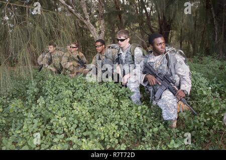 CAMP CHRISTOPHER SMITH, Hawaii (30. März 2017) Soldaten zu 112 Signal Batt zugeordnet. (Special Operations) (Airborne) - Special Operations Command Pacific, Signal Support Det, warten Sie, bis von einem Hubschrauber während Hammerhead Bereich Training/Situationstraining Übung17-2, 30. März 2017 abgeholt werden. Hammerhead FTX ist eine halbjährliche Veranstaltung auf die grundlegenden rifleman Aufgaben zu jedem Soldaten entwickeln und unabhängig von militärischen beruflichen Spezialitäten stärken. Stockfoto