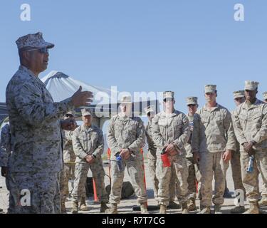 Us Marine Corps Col. Rey Masinsin, Direktor des Joint Non-Lethal Waffen Direktion Schriftsatz Marines mit 2 Low Altitude Air Defence Battalion, Marine Air Control Gruppe 28, 2. Marine Air Wing auf der Active Denial System während Waffen und Taktiken Instructor Kurs (WTI) 2-17 am Standort 50, Wellton, Ariz., 4. April 2017. Die Entwicklung der Luftfahrt, Taktiken und Evaluierung und Marine Funktionsprüfung und Evaluation Squadron (VMX--1) Wissenschaft und Technik Abteilungen durchgeführt, um die taktische Demonstration zu vorhandenen Fähigkeiten zu erforschen und zu erweitern. MAWTS-1 bietet standardisierte adv Stockfoto