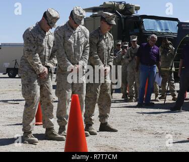 Us-Marines mit 2. Niedrige Höhe Air Defence Battalion, Marine Air Control Gruppe 28, 2. Marine Air Wing Freiwilliger in einer taktischen Demonstration zu beteiligen (TACDEMO) der Active Denial System während Waffen und Taktiken Instructor Kurs (WTI) 2-17 am Standort 50, Wellton, Ariz., 4. April 2017. Die Entwicklung der Luftfahrt, Taktiken und Evaluierung und Marine Funktionsprüfung und Evaluation Squadron (VMX--1) Wissenschaft und Technik Abteilungen durchgeführt, um die TACDEMO zu erkunden und vorhandene Fähigkeiten erweitern. MAWTS-1 bietet standardisierte erweiterte taktische Schulung und Zertifizierung von Stockfoto