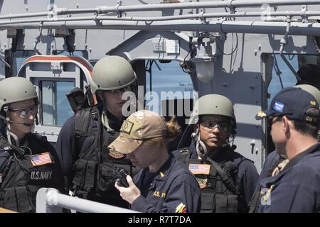 Pazifik (5. April 2017) Matrosen an Bord der geführte-missile Cruiser USS Lake Erie (CG70) bereitet einen Besuch, Board, Suche zu leiten, und Beschlagnahme (VBSS) Ausbildung während der Fahrt die Durchführung einer Composite Trainingsgerät Übung (COMPTUEX) mit der nimitz Carrier Strike Group in Vorbereitung für eine bevorstehende Bereitstellung. COMPTUEX Tests die Mission - Bereitschaft der Aktiva der Streik Gruppe durch simulierte Szenarien und ihre Fähigkeit als integrierte Einheit durchzuführen. Stockfoto