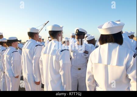 SAN DIEGO (5. April 2017) Chief Hospital Corpsman Marion Krug prüft die Uniformen der Matrosen zugeordnet, die auf der medizinischen Abteilung an Bord der Flugzeugträger USS Theodore Roosevelt (CVN 71). Theodore Roosevelt in Homeport onboard Naval Air Station North Island. Stockfoto