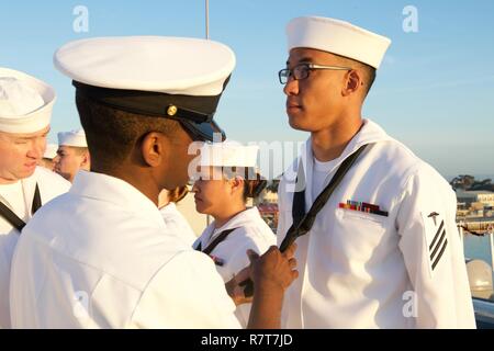 SAN DIEGO (5. April 2017) Chief Hospital Corpsman Marion Krug prüft die Uniformen der Matrosen zugeordnet, die auf der medizinischen Abteilung an Bord der Flugzeugträger USS Theodore Roosevelt (CVN 71). Theodore Roosevelt in Homeport onboard Naval Air Station North Island. Stockfoto