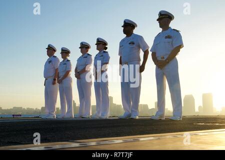 SAN DIEGO (5. April 2017) Segler, die auf der medizinischen Abteilung an Bord der Flugzeugträger USS Theodore Roosevelt (CVN 71) verhalten ein Kleid weiß einheitliche Inspektion auf dem Flugdeck zugeordnet. Theodore Roosevelt in Homeport onboard Naval Air Station North Island. Stockfoto