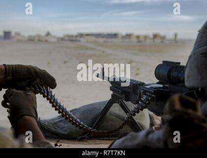 Us Marine Corps Pfc. Tristan Spatz, machine Gunner mit Waffen Firma, 2.BATAILLON, 6 Marine Regiment, Brände ein M249 Infanterie Light Machine Gun während einer Urban Close Air Support Übung an Waffen und Taktiken Instructor Kurs (WTI) 2-17 an Yodavilla, Ariz., 6. April 2017. Die ucas Übung wurde entwickelt, um auf spezifische Beschäftigung Tactical Air und Rotary Wing offensive Air Support aviation Assets zu konzentrieren, um den Boden zu bekämpfen Schema der Manöver zu unterstützen. WTI ist ein sieben-wöchigen Schulungsveranstaltung bewirtet durch MAWTS-1 Kader, die betont die operative Integration der sechs Funkti Stockfoto