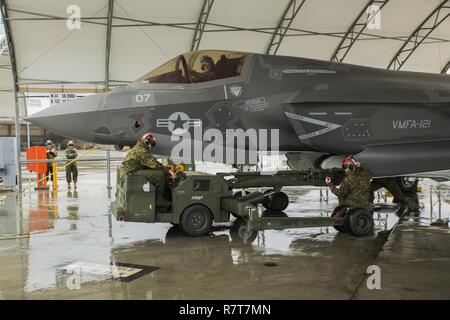 Us-Marines mit Marine Fighter Attack Squadron (Vmfa) 121 Last ordnance an einer F-35B Blitz II Flugzeuge während der heißen - laden Sie die Ausbildung bei der Marine Corps Air Station Iwakuni, Japan, April 6, 2017. Dies bedeutete, das erste Mal die Squadron ordnance auf eine laufende F-35B Blitz II Flugzeuge der Air Station geladen, um für reale Szenarios vorzubereiten. Stockfoto