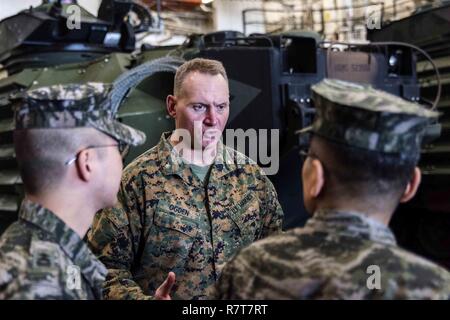 Gewässer ÖSTLICH DER KOREANISCHEN HALBINSEL (1. April 2017) US Marine Corps Oberstleutnant Michael Ogden, kommandierender Offizier der Bataillon Landung Team 2nd Battalion, 5th Marines, gibt eine Tour des amphibious Transport dock USS Green Bay (LPD 20) das Deck zu Republik Korea Marine und Armee während des US Pacific Command amphibischen Führer Symposium (PALS). Green Bay, Teil der Bonhomme Richard Expeditionary Strike Group, mit 31 Marine Expeditionary Unit begonnen, ist auf einer Routinepatrouille in der Indo-Asia-Pazifik-Region zu stärken warfighting Bereitschaft und Haltung als Stockfoto