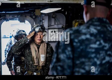 Gewässer ÖSTLICH DER KOREANISCHEN HALBINSEL (1. April 2017) Republik Korea Marine Adm. Kim Jong Sam Austausch ehren mit Kapitän Nathan Moyer, kommandierender Offizier der USS amphibious Transport dock Green Bay LPD (20), während der US Pacific Command amphibischen Führer Symposium (PALS). Green Bay, Teil der Bonhomme Richard Expeditionary Strike Group, mit 31 Marine Expeditionary Unit begonnen, ist auf einer Routinepatrouille in der Indo-Asia - Pazifik Region warfighting Bereitschaft und Haltung als ready-Response Force für jede Art der Kontingenz zu verbessern. Stockfoto