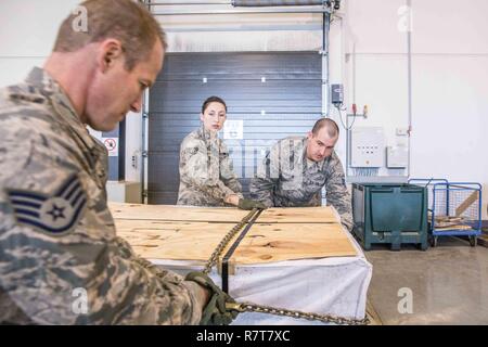 Us air transport Personal, das mit den 139 Logistik Bereitschaft Squadron, Missouri Air National Guard sind auf, wie man eine Kette Tor benutzen, um schwere Lasten zu sichern, während der Bereitstellung Feld Ausbildung bei der Air Base Ramstein, Deutschland, 5. April 2016 geschult. Über 40 Piloten mit 139 LRS waren gemeinsam mit ihren Amtskollegen aus den 86th Air Mobility Wing ihre Qualifikation im Rahmen ihrer individuellen beruflichen Feldern zu verbessern. Air Base Ramstein ist die Heimat der 86 th, 435Th und 721St Air Mobility Flügel, drei Theater: United States Africa Command, Central Command, und europäische Befehl unterstützen. (Missour Stockfoto