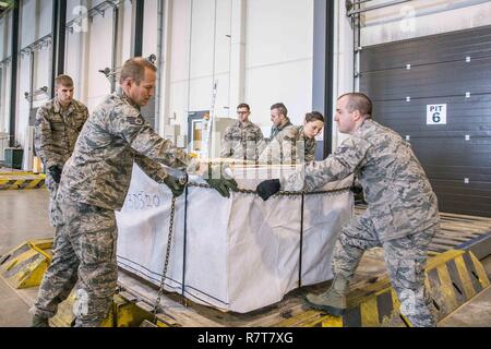 Us air transport Personal, das mit den 139 Logistik Bereitschaft Squadron, Missouri Air National Guard sind auf, wie man eine Kette Tor benutzen, um schwere Lasten zu sichern, während der Bereitstellung Feld Ausbildung bei der Air Base Ramstein, Deutschland, 5. April 2016 geschult. Über 40 Piloten mit 139 LRS waren gemeinsam mit ihren Amtskollegen aus den 86th Air Mobility Wing ihre Qualifikation im Rahmen ihrer individuellen beruflichen Feldern zu verbessern. Air Base Ramstein ist die Heimat der 86 th, 435Th und 721St Air Mobility Flügel, drei Theater: United States Africa Command, Central Command, und europäische Befehl unterstützen. (Missour Stockfoto