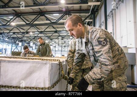 Us air transport Personal, das mit den 139 Logistik Bereitschaft Squadron, Missouri Air National Guard sind auf, wie man eine Kette Tor benutzen, um schwere Lasten zu sichern, während der Bereitstellung Feld Ausbildung bei der Air Base Ramstein, Deutschland, 5. April 2016 geschult. Über 40 Piloten mit 139 LRS waren gemeinsam mit ihren Amtskollegen aus den 86th Air Mobility Wing ihre Qualifikation im Rahmen ihrer individuellen beruflichen Feldern zu verbessern. Air Base Ramstein ist die Heimat der 86 th, 435Th und 721St Air Mobility Flügel, drei Theater: United States Africa Command, Central Command, und europäische Befehl unterstützen. (Missour Stockfoto