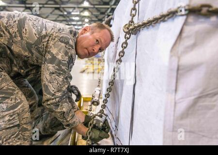 Us-Staff Sgt. Aaron Laux, ein Air Transport Personal, das mit den 139 Logistik Bereitschaft Squadron, Missouri Air National Guard ist wie eine Kette Tor benutzen, um schwere Lasten zu sichern, während der Bereitstellung Feld Ausbildung bei der Air Base Ramstein, Deutschland, 5. April 2016 geschult. Über 40 Piloten mit 139 LRS waren gemeinsam mit ihren Amtskollegen aus den 86th Air Mobility Wing ihre Qualifikation im Rahmen ihrer individuellen beruflichen Feldern zu verbessern. Air Base Ramstein ist die Heimat der 86 th, 435Th und 721St Air Mobility Flügel, drei Theater: United States Africa Command, Central Command, und E unterstützen Stockfoto