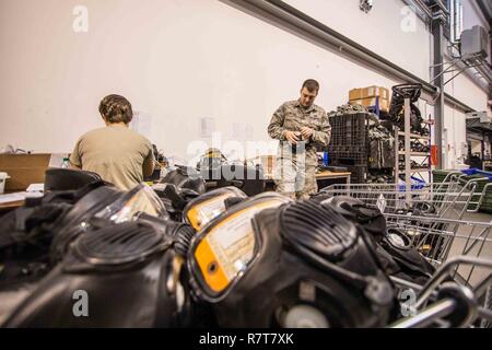 Us-Flieger mit Die 139 Logistik Bereitschaft Squadron, Missouri Air National Guard Gasmaske Dichtheitsprüfungen während einer Bereitstellung Feld Ausbildung bei der Air Base Ramstein, Deutschland, April 6, 2016. Über 40 Piloten mit 139 LRS waren gemeinsam mit ihren Amtskollegen aus den 86th Air Mobility Wing ihre Qualifikation im Rahmen ihrer individuellen beruflichen Feldern zu verbessern. Air Base Ramstein ist die Heimat der 86 th, 435Th und 721St Air Mobility Flügel, drei Theater: United States Africa Command, Central Command, und europäische Befehl unterstützen. (Missouri National Guard Stockfoto