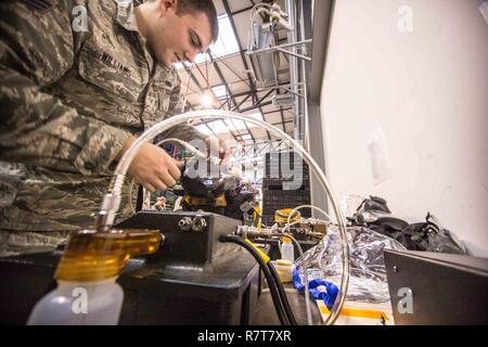 U.S. Senior Airman Dylan Williams ein Material Management Personal, das mit den 139 Logistik Bereitschaft Squadron, Missouri Air National Guard führt eine Gasmaske Leckage Test während einer Bereitstellung Feld Ausbildung bei der Air Base Ramstein, Deutschland, April 6, 2016. Über 40 Piloten mit 139 LRS waren gemeinsam mit ihren Amtskollegen aus den 86th Air Mobility Wing ihre Qualifikation im Rahmen ihrer individuellen beruflichen Feldern zu verbessern. Air Base Ramstein ist die Heimat der 86 th, 435Th und 721St Air Mobility Flügel, drei Theater: United States Africa Command, Central Command, und europäische Befehl unterstützen. (Mi Stockfoto