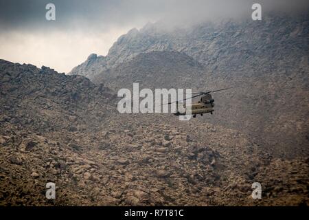 .S. Armee CH-47 Chinook Hubschrauber Piloten zu Task Force fliegende Drachen zugewiesen, 16 Combat Aviation Brigade, 7 Infanterie Division fliegen in der Nähe von Jalalabad, Afghanistan, 5. April 2017. Die fliegenden Drachen bereiten ihre Mission zur Unterstützung der Operation, die die Freiheit des Sentinel und der entschlossenen Unterstützung der Mission zu übernehmen. Stockfoto