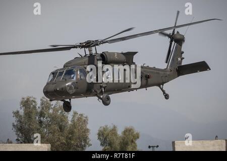 U.S. Army UH-60 Black Hawk Hubschrauber Piloten zu Task Force fliegende Drachen zugewiesen, 16 Combat Aviation Brigade, 7 Infanterie Division fliegen in der Nähe von Jalalabad, Afghanistan, 5. April 2017. Die fliegenden Drachen bereiten ihre Mission zur Unterstützung der Operation, die die Freiheit des Sentinel und der entschlossenen Unterstützung der Mission zu übernehmen. Stockfoto