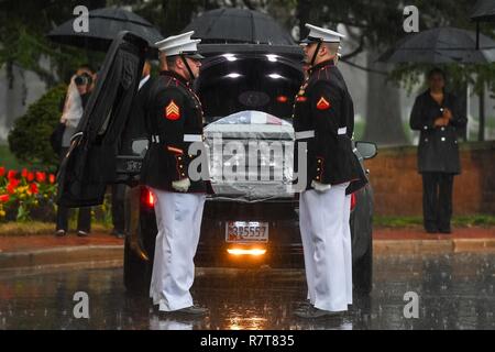 Us-Marines der US Marine Corps Ehrengarde zugeordnet sind, den Sarg von John Glenn, ein ehemaliger Senator von Ohio, US Marine Corps Aviator und Astronaut, während seiner Beisetzung Zeremonie am Joint Base Myer-Henderson Hall, Va., April 6, 2017. Stockfoto