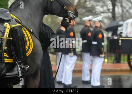 Us-Mitglieder beteiligen sich an der Beisetzung Zeremonie für John Glenn, ein ehemaliger Senator von Ohio, US Marine Corps Pilot und Astronaut, an Joint Base Myer-Henderson Hall, Va., April 6, 2017. Stockfoto