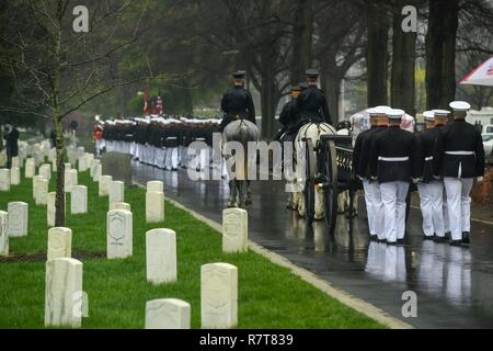 Us-Marines der US Marine Corps Ehrengarde zugeordnet sind, den Sarg von John Glenn, ein ehemaliger Senator von Ohio, US Marine Corps Aviator und Astronaut, während seiner Beisetzung Zeremonie an den nationalen Friedhof von Arlington, Virginia, 6. April 2017. Stockfoto