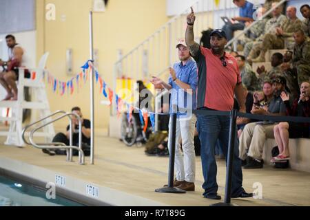 U.S. Army veteran Spencer Jacobsen und Sgt. Chris McGinnis, Bethesda, Md., jubeln auf die Wettbewerber während der Veranstaltung für die Krieger und Übergang Armee Studien in Fort Bliss, Texas, USA, 6. April 2017. Über 80 Verletzte, Kranke und Verletzte aktiven - Aufgabe Soldaten und Veteranen konkurrieren in acht verschiedenen Sportarten 2-6 April für die Gelegenheit Team Armee an der Abteilung 2017 der Verteidigung Krieger Spiele zu vertreten. Stockfoto