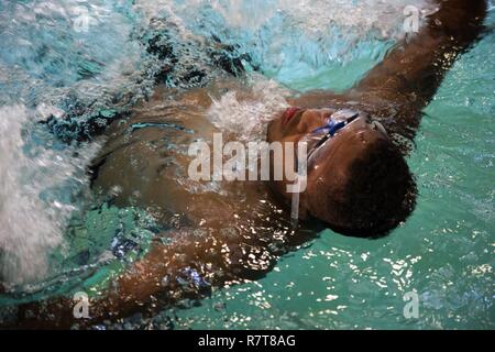 U.S. Army veteran Ryan Major konkurriert im Schwimmen Ereignis für die Krieger und Übergang Armee Studien in Fort Bliss, Texas, USA, 6. April 2017. Über 80 Verletzte, Kranke und Verletzte aktiven - Aufgabe Soldaten und Veteranen konkurrieren in acht verschiedenen Sportarten 2-6 April für die Gelegenheit Team Armee an der Abteilung 2017 der Verteidigung Krieger Spiele zu vertreten. Stockfoto