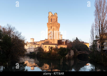 Blick auf die Sternwarte La Specola auf dem Wasser in Padua Italien wider Stockfoto