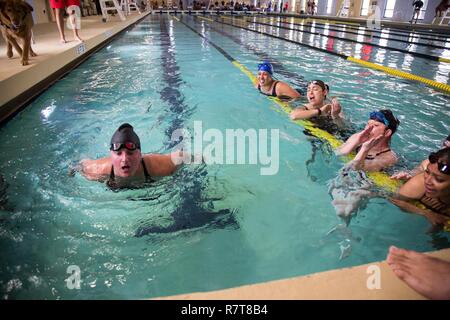 U.S. Army veteran Christy Gardner erhält sie von ihrem Mitkonkurrenten im Swimmingpool Ereignis für die Krieger und Übergang Armee Studien in Fort Bliss, Texas, USA, 6. April 2017 zugejubelt. Über 80 Verletzte, Kranke und Verletzte aktiven - Aufgabe Soldaten und Veteranen konkurrieren in acht verschiedenen Sportarten 2-6 April für die Gelegenheit Team Armee an der Abteilung 2017 der Verteidigung Krieger Spiele zu vertreten. Stockfoto