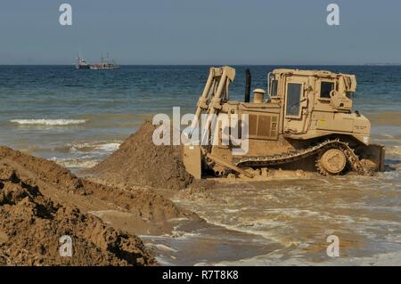 Eine Planierraupe eröffnet die "ententeich", wie der erste Abschnitt der 331 Transport Firma Trident Pier bewegt sich schrittweise an die richtige Position entlang Dogu Strand in der Nähe der Südkoreanischen Hafenstadt Pohang, 7. April 2017, bei der Vorbereitung der Operation Pazifik erreichen Übung 2017. Die Anlegestelle ist nur eines der vielen Elemente der kombinierten Republik Korea - US-Training, die weltweit bei der humanitären Hilfe und Katastrophenhilfe, Unvorhergesehenes oder Krisenbewältigung eingesetzt werden kann. Auch bekannt als OPRex 17., die Übung ist eine bilaterale Schulungsveranstaltung zur Bereitschaft und s sicherzustellen Stockfoto