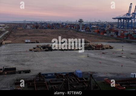 CONSTANTA, Rumänien - Der 7. Mission unterstützt den Befehl 793rd Movement Control Team führt port Ausschiffung für militärische Fahrzeuge, Geräte herunterladen und Konvoi Inszenierung mit Soldaten von der 497Th bekämpfen Sustainment Support Battalion, 39th Transport Bataillon (MC), 16 Sustainment Brigade, 21 Theater Sustainment Command, 1. Inländische Cargo Firma, 18. Bekämpfung der Erhaltung Unterstützung Bataillon, 405 Army Field Support Brigade, 32. Composite Truck Company und der 839Th Transport Bataillon von der Oberfläche Bereitstellung und Verteilung Befehl als Teil der Operation Atlan Stockfoto