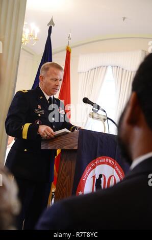 Generalmajor Timothy S. Williams, der Adjutant General von Virginia, verbindet Gouverneur von Virginia Terry McAuliffe, Delegierter Kirk Cox, Virginia Stellvertretender Sekretär der Veteranen und Verteidigung Angelegenheiten Jaime Areizaga-Soto und Dr. Lynn Rainville von Sweet Briar College in Virginia WWI und WWII 100 75 Jahre Kommission Festakt zum 100-jährigen Jubiläum von Amerikas Eintritt in den Ersten Weltkrieg am 6. April 2017, an der Virginia State Memorial zu WWI, das Glockenspiel Turm am Byrd Park in Richmond, Virginia zu gedenken. Stockfoto