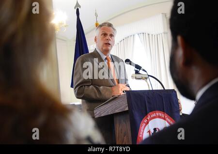 Gouverneur von Virginia Terry McAuliffe verbindet Generalmajor Timothy S. Williams, der Adjutant General von Virginia, Delegierter Kirk Cox, Virginia Stellvertretender Sekretär der Veteranen und Verteidigung Angelegenheiten Jaime Areizaga-Soto und Dr. Lynn Rainville von Sweet Briar College in Virginia WWI und WWII 100 75 Jahre Kommission Festakt zum 100-jährigen Jubiläum von Amerikas Eintritt in den Ersten Weltkrieg am 6. April 2017, an der Virginia State Memorial zu WWI, das Glockenspiel Turm am Byrd Park in Richmond, Virginia zu gedenken. Stockfoto