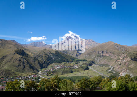 Mount Kazbek Blick von Stepantsminda in Georgien Stockfoto