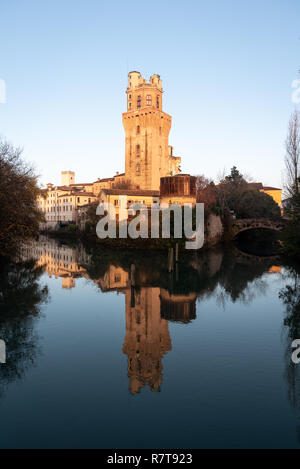 Blick auf die Sternwarte La Specola auf dem Wasser in Padua Italien wider Stockfoto